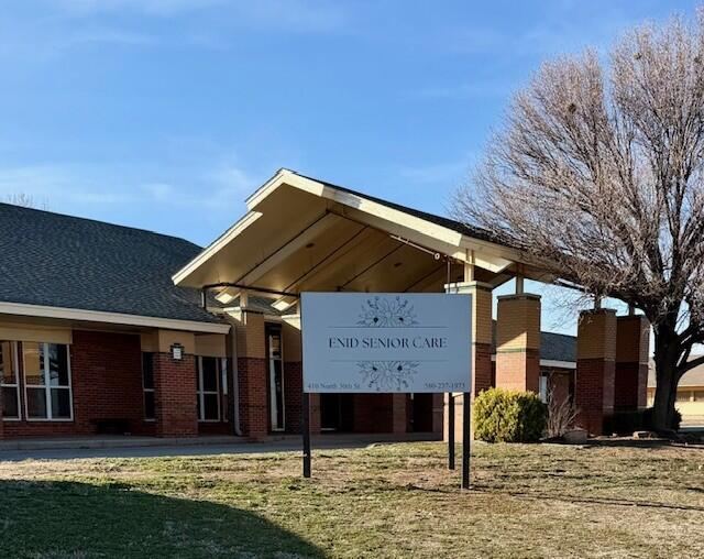 Covered entrance of Enid Senior Care in Enid, Oklahoma